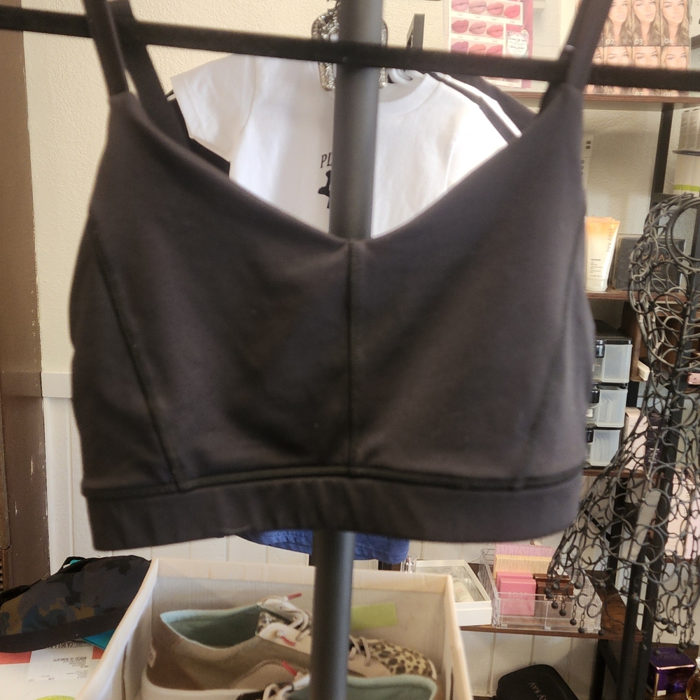 Minimalist Black Sports Bra with Seamless Design